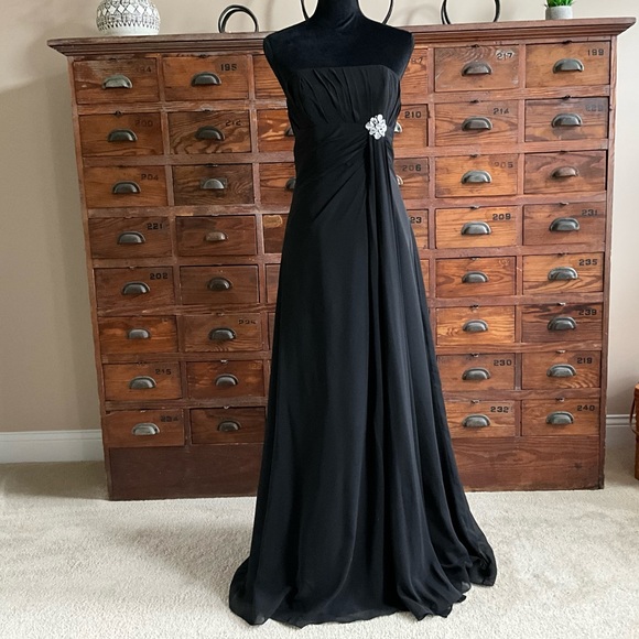 Floor length off the shoulder black Evening gown - Picture 1 of 5